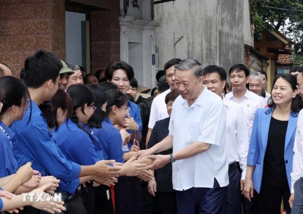 9 5 596x420 - Hình ảnh Chủ tịch nước Tô Lâm thăm nhân dân làng cổ Đường Lâm, Hà Nội