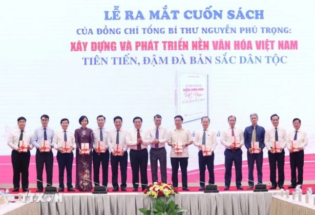&Ocirc;ng Nguyễn Xu&acirc;n Thắng, Ủy vi&ecirc;n Bộ Ch&iacute;nh trị, Gi&aacute;m đốc Học viện Ch&iacute;nh trị quốc gia Hồ Ch&iacute; Minh, Chủ tịch Hội đồng l&yacute; luận Trung ương v&agrave; &ocirc;ng L&ecirc; Minh Hưng, Ủy vi&ecirc;n Bộ Ch&iacute;nh trị, B&iacute; thư Trung ương Đảng, Trưởng Ban Tổ chức Trung ương tặng s&aacute;ch cho l&atilde;nh đạo c&aacute;c cơ quan Trung ương.