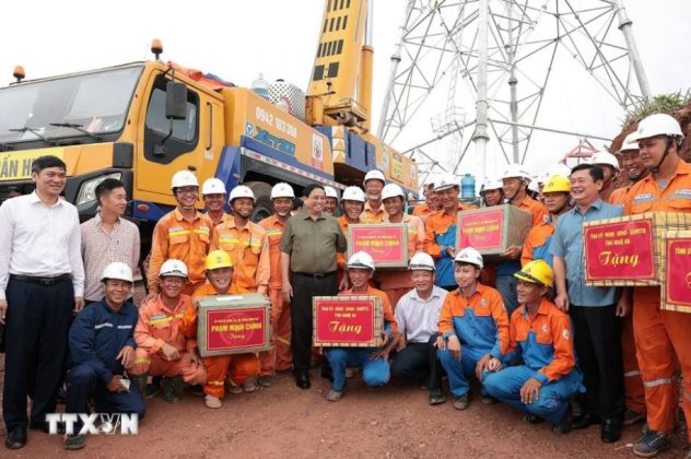 Thủ tướng Phạm Minh Ch&iacute;nh tặng qu&agrave; kỹ sư, c&ocirc;ng nh&acirc;n c&aacute;c đơn vị đang thi c&ocirc;ng dự &aacute;n đường d&acirc;y tải điện 500kV mạch 3 Quảng Trạch-Phố Nối đoạn qua tỉnh Nghệ An.