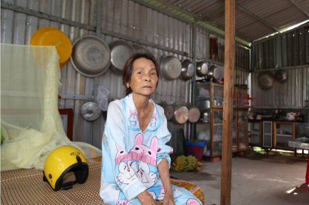 B&agrave; Phạm Thị Ngọt (56 tuổi, tr&uacute; tại đường tỉnh 965, x&atilde; An Minh Bắc, huyện U Minh Thượng) phải sống trong căn nh&agrave; tạm dựng bằng mấy tấm t&ocirc;n th&aacute;o từ m&aacute;i nh&agrave; vừa sập do sụp l&uacute;n.