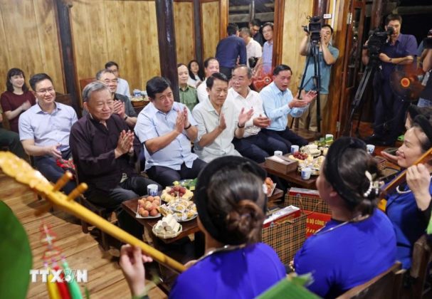 9 min 7 607x420 - Chủ tịch nước Tô Lâm tiếp nhân dân xóm Pác Bó nhân chuyến thăm Cao Bằng