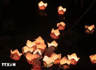 Thừa Thiên-Huế: Lễ hội hoa đăng trên sông Hương Thừa Thiên-Huế: Lễ hội hoa đăng trên sông Hương