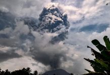 Indonesia: Núi lửa Ibu phun trào mây tro nóng hai lần trong 1 giờ