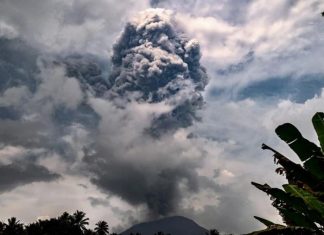 Indonesia: Núi lửa Ibu phun trào mây tro nóng hai lần trong 1 giờ