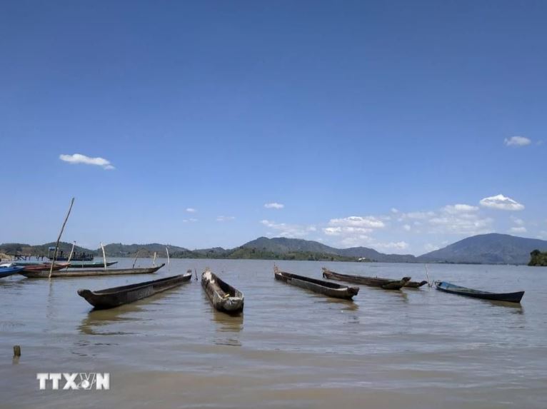 Quang cảnh bình yên bên Hồ Lắk. 