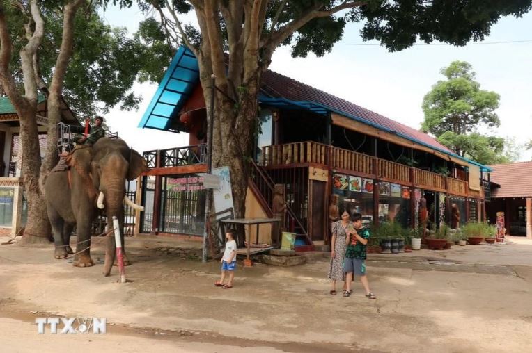 Hồ Lắk không chỉ có giá trị về thủy lợi, thủy sản mà còn có tiềm năng rất lớn về du lịch sinh thái, văn hóa. 
