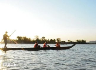 Khám phá hồ Lắk – Hồ nước ngọt lớn nhất của Tây Nguyên đại ngàn Khám phá hồ Lắk - Hồ nước ngọt lớn nhất của Tây Nguyên đại ngàn