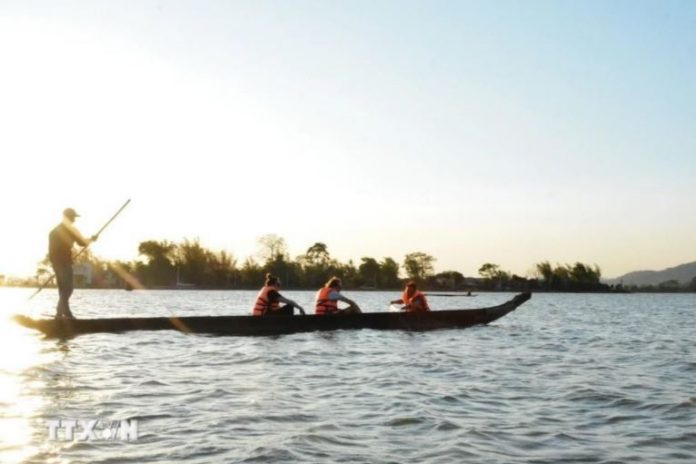 Khám phá hồ Lắk - Hồ nước ngọt lớn nhất của Tây Nguyên đại ngàn Khám phá hồ Lắk - Hồ nước ngọt lớn nhất của Tây Nguyên đại ngàn