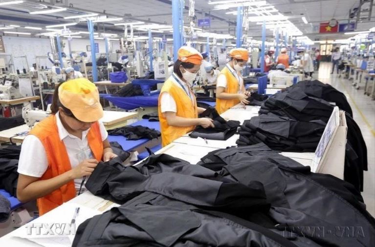 Sản xuất hàng may mặc tại Tổng Công ty May 10 tại Sài Đồng, Quận Long Biên, Hà Nội. 