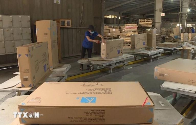 Đóng gói sản phẩm đồ gỗ xuất khẩu tại Bình Dương.