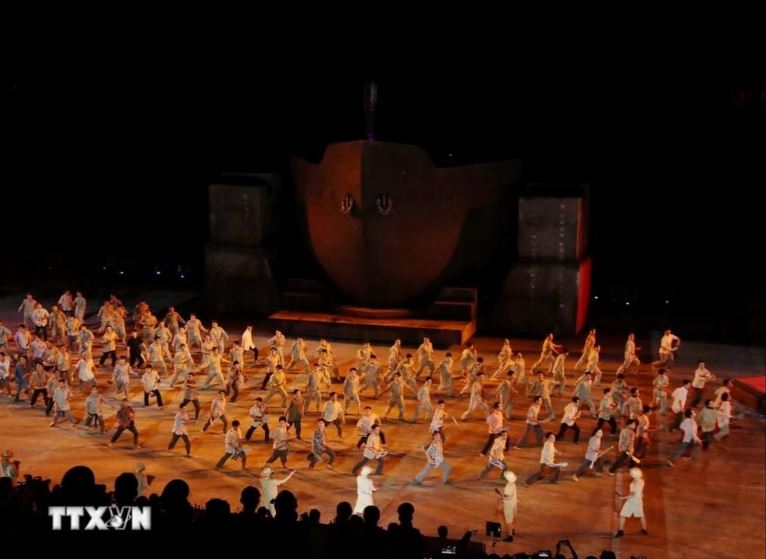Một tiết mục trong chương trình được dàn dựng công phu, hoành tráng.