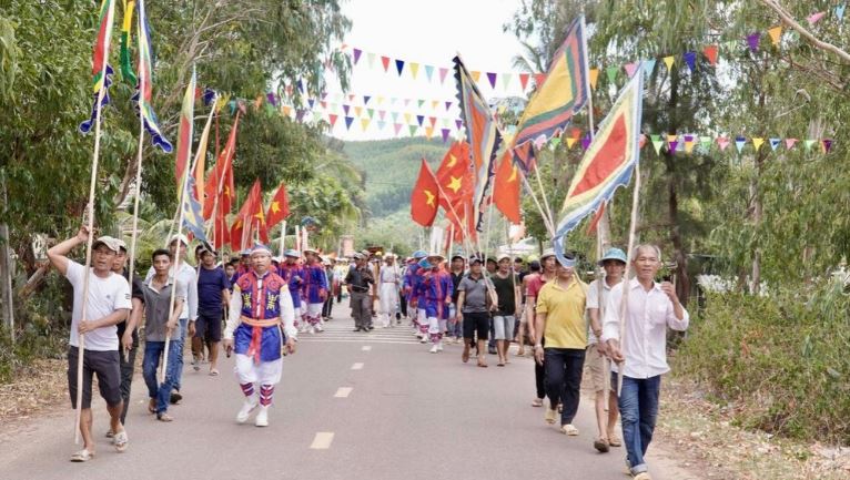 Lễ Nghinh cô hồn thể hiện sự trân trọng đối với những người đã khuất là một nghi thức đặc biệt của Vạn Lộ Diêu.