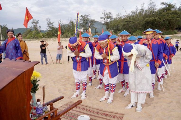 Đội bả trạo thường từ 8 đến 16 người, có nơi 12 đến 18 người, trang phục theo lối nghi lễ cổ và 3 vị chỉ huy gồm: tổng mũi, tổng khoan (tổng trung) và tổng lái.
