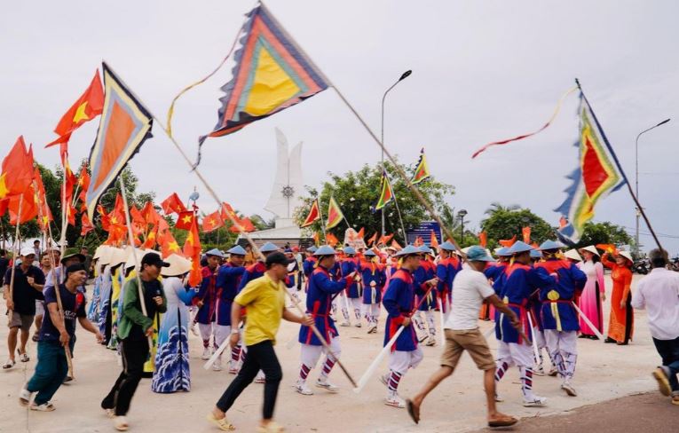 Kết thúc phần lễ, người dân sẽ tham gia phần hội với nhiều hoạt động đặc sắc.