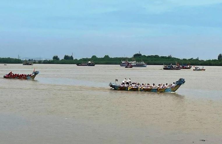 Le hoi cau ngu boi trai 4 min - Lễ hội cầu ngư-bơi trải Sầm Sơn năm 2024