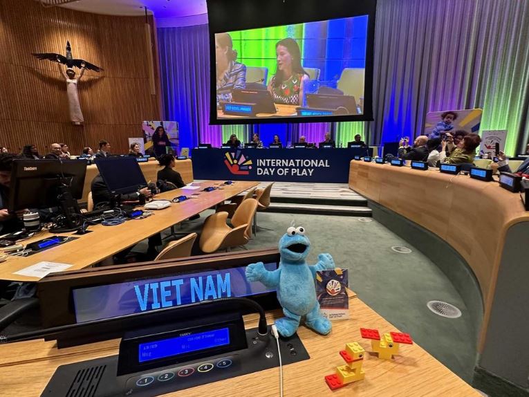 Ngôi sao điện ảnh Lucy Liu, Đại sứ thiện chí của UNICEF, trình bày tham luận về ý nghĩa của vui chơi đối với sự phát triển của trẻ em.