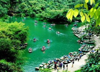 Lênh đênh ở Tràng An, sửng sốt với đền, chùa cổ và hang động kỳ bí Lênh đênh ở Tràng An, sửng sốt với đền, chùa cổ và hang động kỳ bí
