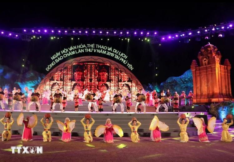 Chương trình biểu diễn nghệ thuật tại đêm khai mạc Ngày hội Văn hóa, Thể thao và Du lịch đồng bào Chăm lần thứ V.