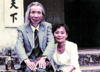 Người phụ nữ đứng ở nơi riêng khuất – Tác giả: Hồ Anh Thái Người phụ nữ đứng ở nơi riêng khuất