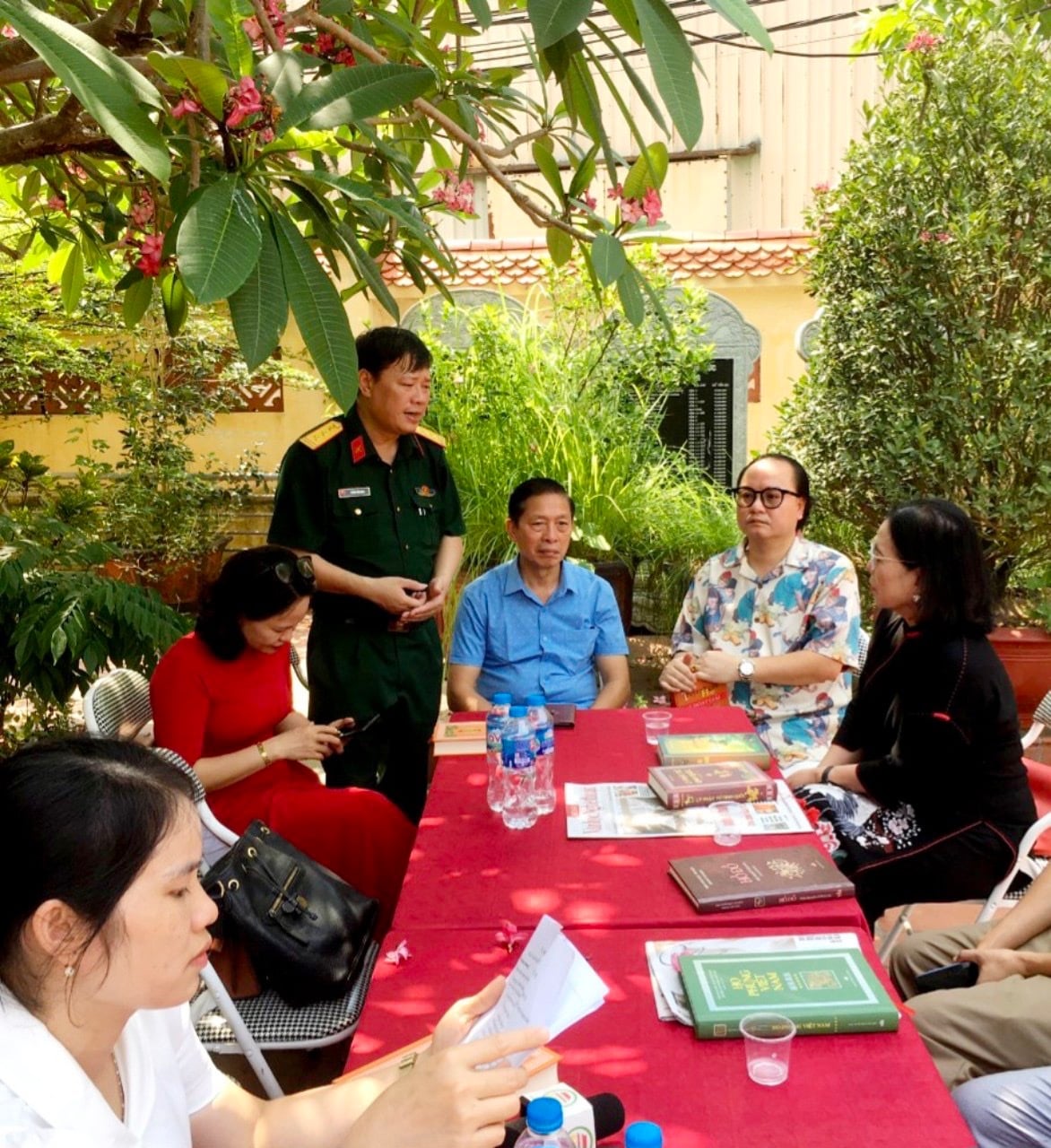 Nhà văn Phùng Văn Khai tại đình làng