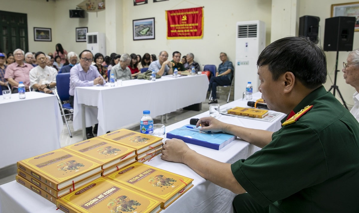 Nhà văn Phùng Văn Khai trong buổi ra mắt sách