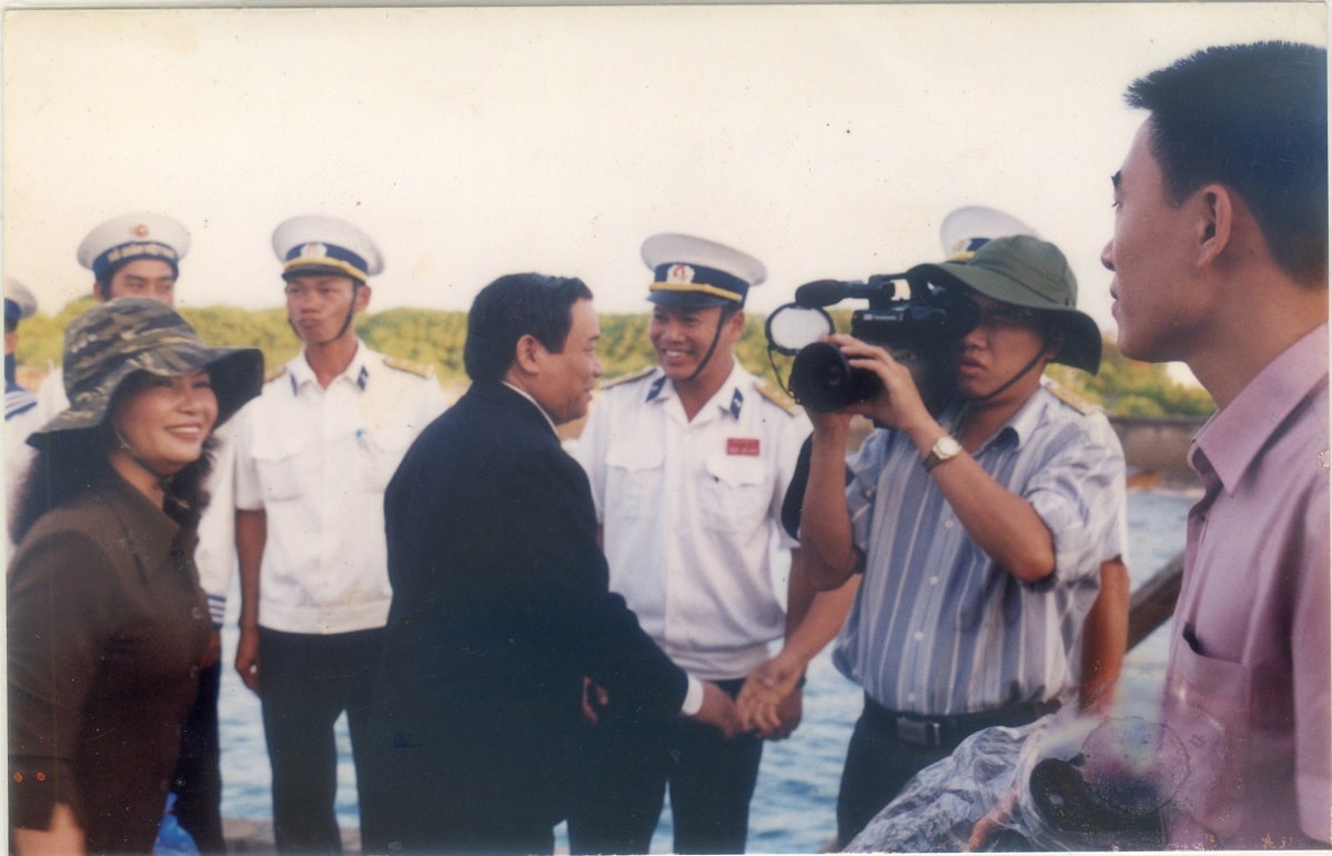 Nha van Phung Van Khai trong chuyen cong tac Truong Sa nam 2001 - Những bài báo đầu tiên - Tác giả: Nhà văn Phùng Văn Khai