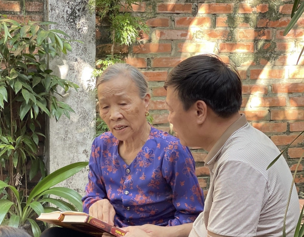 Nhà văn Phùng Văn Khai và mẹ tại nhà riêng ở quê