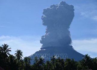 Indonesia: Núi lửa Ibu phun trào, cột tro bụi cao 7 km