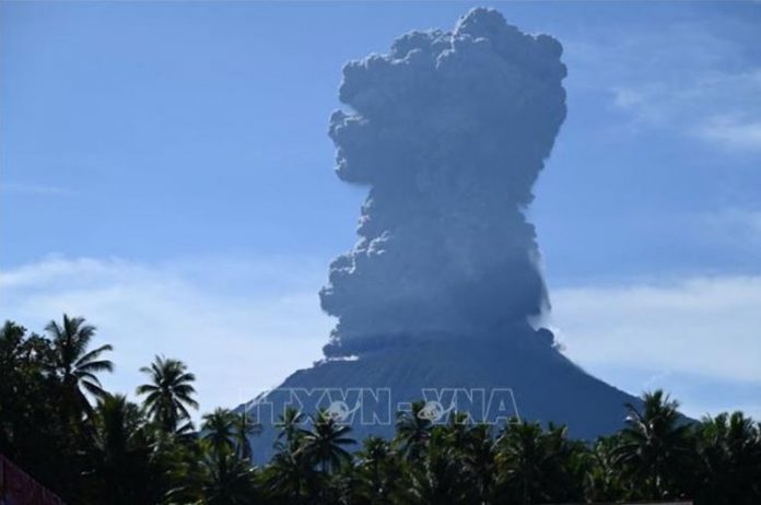 Indonesia: Núi lửa Ibu phun trào, cột tro bụi cao 7 km