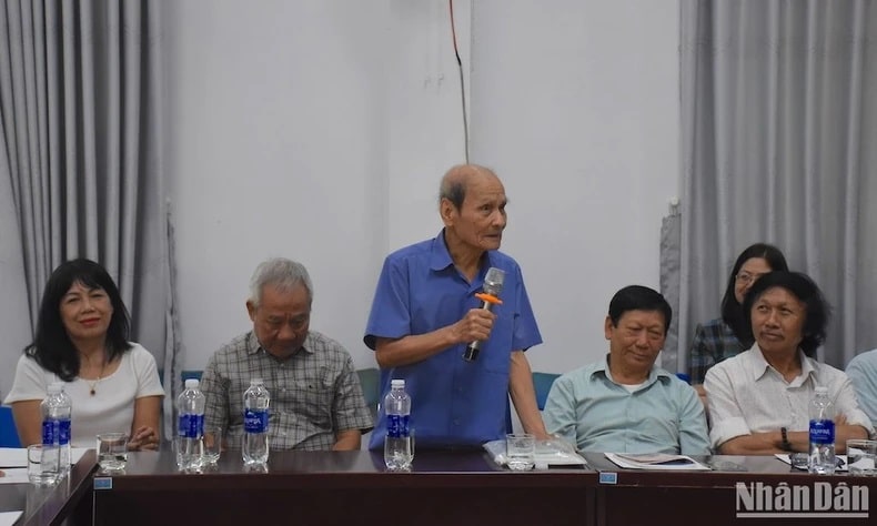 Nhà thơ Thanh Quế, tác giả của nhiều tác phẩm viết cho thiếu nhi, chia sẻ tại buổi gặp gỡ. 