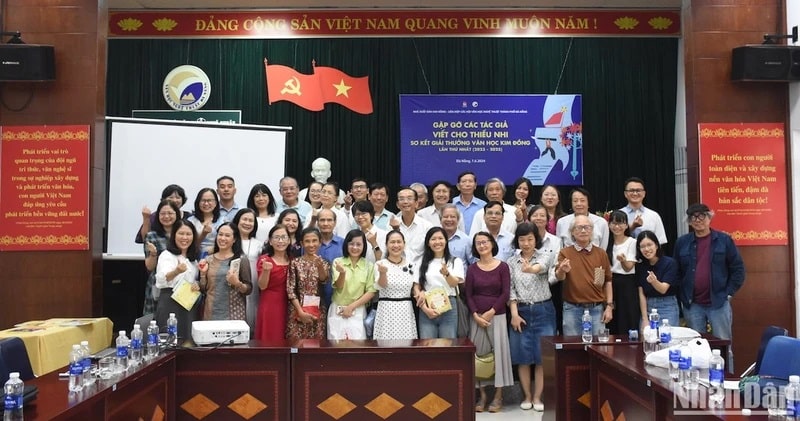 Nhà xuất bản Kim Đồng tổ chức gặp gỡ các tác giả viết cho thiếu nhi và sơ kết 1 năm phát động giải thưởng văn học Kim Đồng lần thứ I tại Đà Nẵng sáng 7/6. 