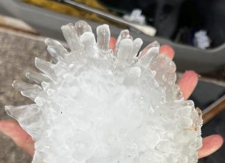 Phát hiện viên mưa đá khổng lồ gần 18cm, to hơn cả bàn tay