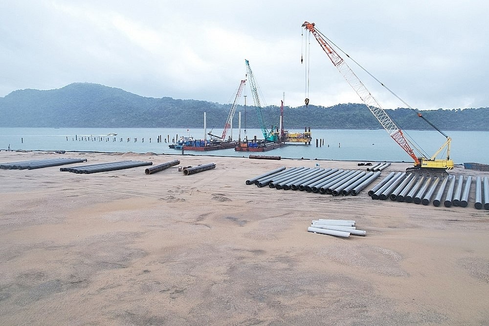 Dự án Bến cảng tổng hợp Vạn Ninh (xã Vạn Ninh, thành phố Móng Cái) đang được đẩy nhanh tiến độ thi công, dự kiến hoàn thành và đưa vào khai thác trong năm 2025, mở ra cơ hội hình thành tuyến vận tải biển dài nhất cả nước từ Móng Cái đến Cà Mau.