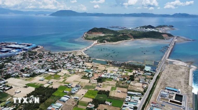 Khu kinh tế Vân Phong có diện tích khoảng 150.000ha, trong đó phần mặt nước khoảng 80.000ha, phần đất liền và đảo khoảng 70.000ha.