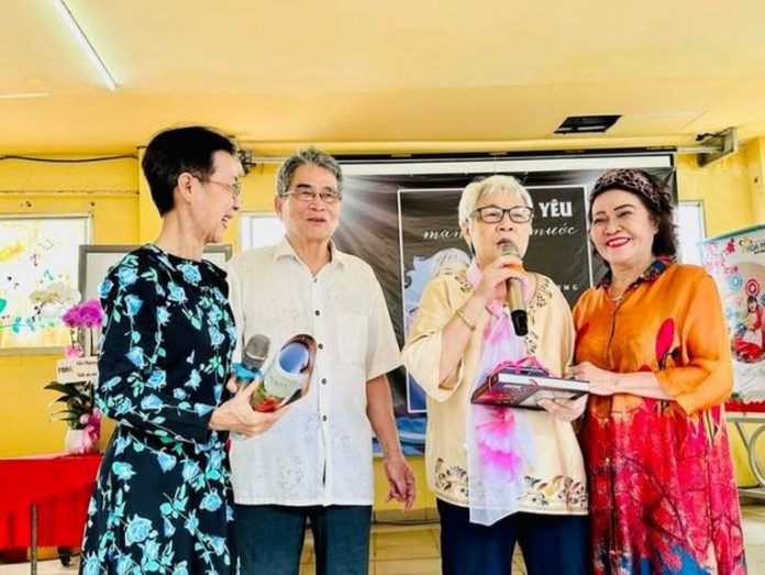 Đông khách yêu thơ, đồng nghiệp chúc mừng 'Tình yêu mạnh như nước' của nhà thơ Hà Phương