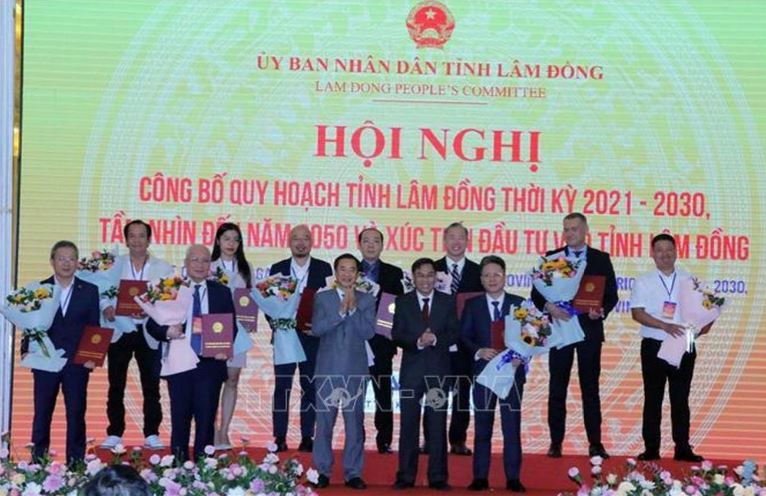 Lãnh đạo Tỉnh ủy, Ủy ban nhân dân tỉnh Lâm Đồng trao Giấy chứng nhận đầu tư, Quyết định chấp nhận chủ trương đầu tư cho các nhà đầu tư.