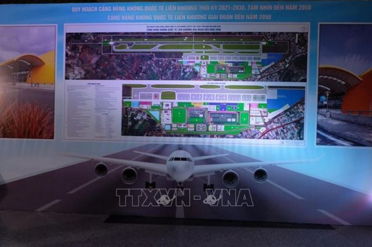 Theo quy hoạch đến năm 2030, Cảng hàng không quốc tế Liên Khương có quy mô sân bay cấp 4E, công suất thiết kế có thể đón 5 triệu hành khách/năm, định hướng đến năm 2050 có thể đón 7 triệu khách/năm.