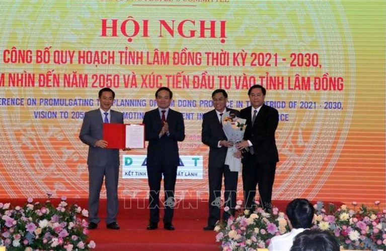 Trao Quyết định phê duyệt Quy hoạch tỉnh Lâm Đồng thời kỳ 2021 - 2030