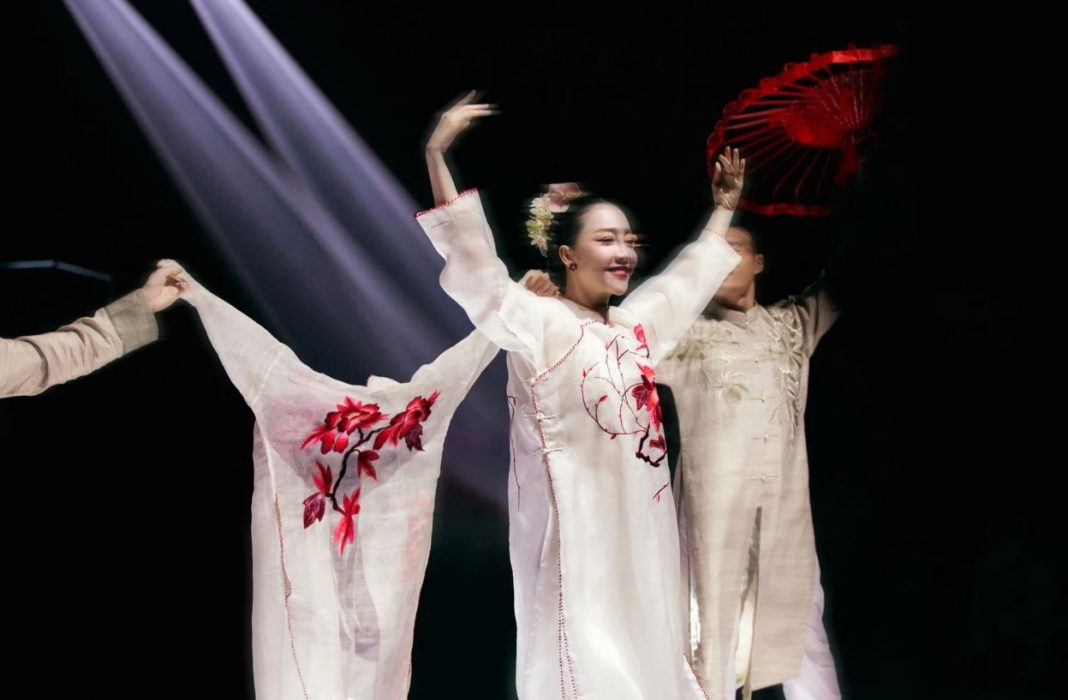 Tuần lễ thời trang tôn vinh giá trị di sản truyền thống Việt trên sàn diễn