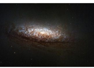 Kính viễn vọng Hubble chụp được bức ảnh sống động, tinh tế về thiên hà gần đó