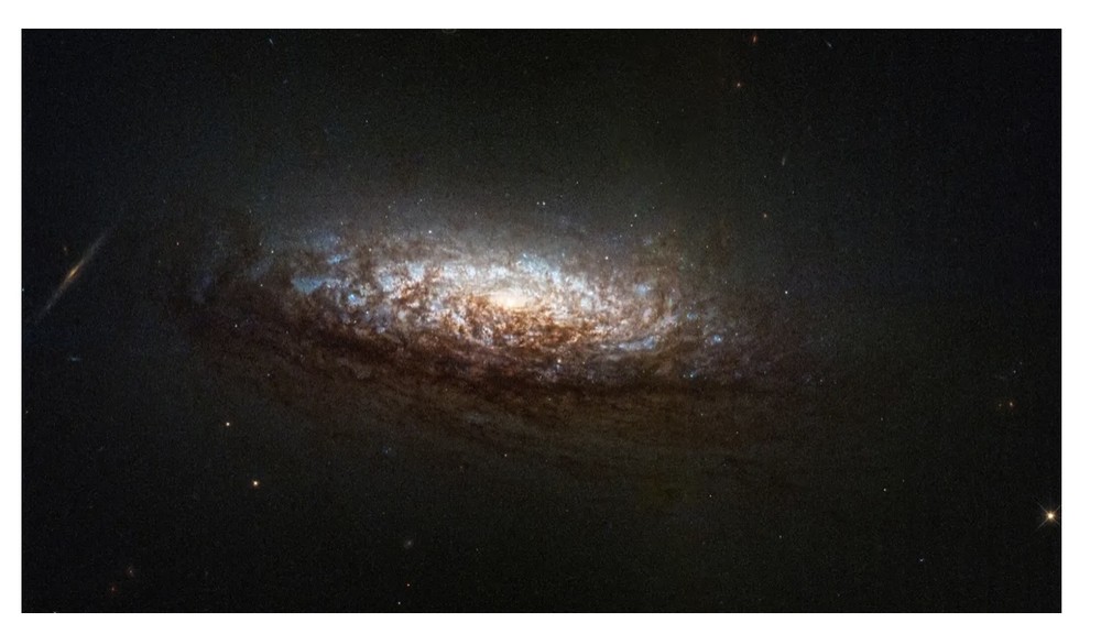 Kính viễn vọng Hubble chụp được bức ảnh sống động, tinh tế về thiên hà gần đó Kính viễn vọng Hubble chụp được bức ảnh sống động, tinh tế về thiên hà gần đó