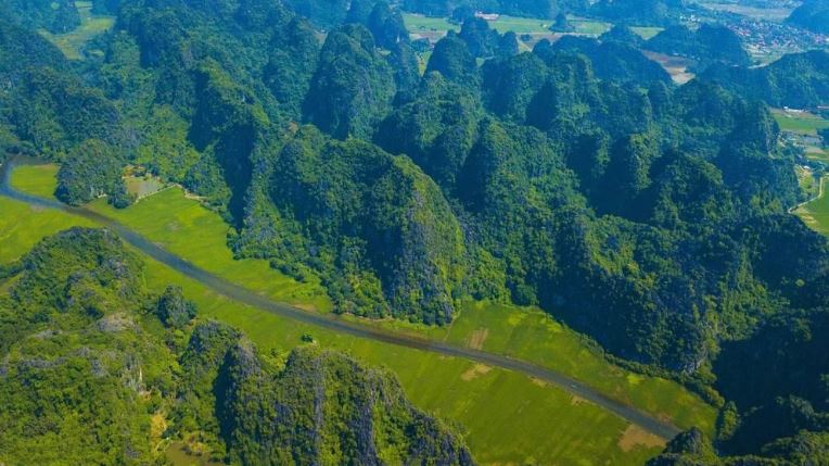 Nhìn từ trên cao, Tam Cốc tựa Vịnh Hạ Long trên cạn với những dãy núi đá vôi trầm mặc trên mặt nước. 