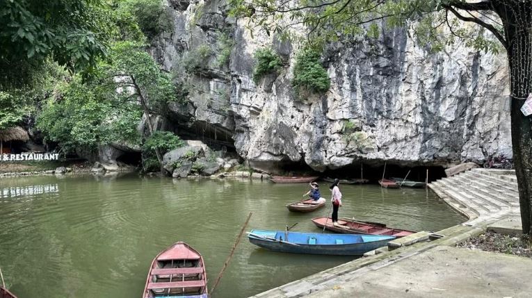 Lối vào Xuyên thủy động ở Bích Động.