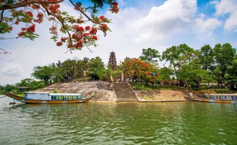 Khu vực động lực phát triển du lịch Quảng Bình - Quảng Trị - Thừa Thiên Huế - Đà Nẵng - Quảng Nam: Thúc đẩy phát triển du lịch vùng Bắc Trung Bộ và Duyên hải miền Trung; kết nối các di sản thế giới trong nước với quốc tế, gắn kết các sản phẩm du lịch văn hóa với du lịch đô thị và nghỉ dưỡng biển Khu vực động lực phát triển du lịch Quảng Bình - Quảng Trị - Thừa Thiên Huế - Đà Nẵng - Quảng Nam: Thúc đẩy phát triển du lịch vùng Bắc Trung Bộ và Duyên hải miền Trung; kết nối các di sản thế giới trong nước với quốc tế, gắn kết các sản phẩm du lịch văn hóa với du lịch đô thị và nghỉ dưỡng biển