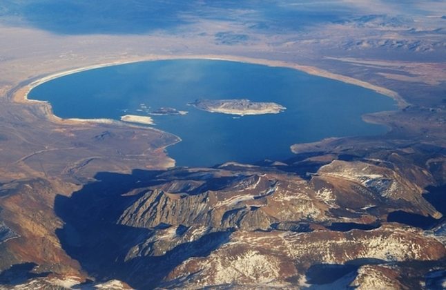 Hồ Mono l&agrave; một hồ nước mặn cạn nằm trong sa mạc cao, tr&ecirc;n sườn Đ&ocirc;ng của d&atilde;y n&uacute;i Sierra Nevada, California (Mỹ). Nằm ở độ cao 1.945m tr&ecirc;n mực nước biển với diện t&iacute;ch 150km2, hồ kh&ocirc;ng c&oacute; lối chảy ra biển, khiến lượng muối t&iacute;ch tụ cao trong nước.