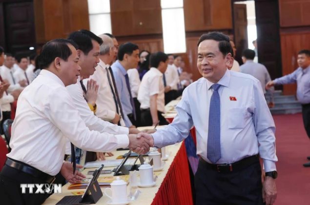 Chủ tịch Quốc hội Trần Thanh Mẫn với c&aacute;c đại biểu.