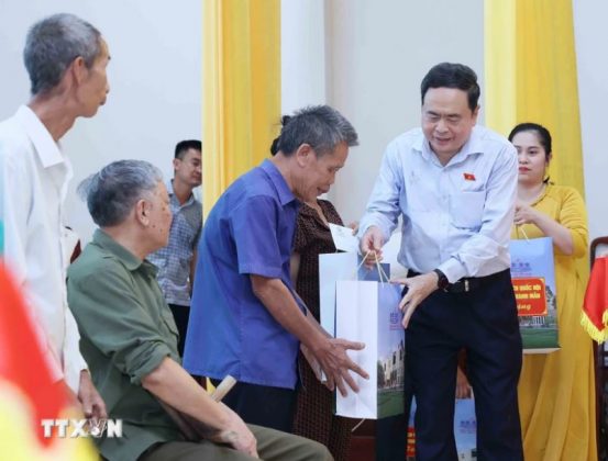 Chủ tịch Quốc hội Trần Thanh Mẫn tặng qu&agrave; cho c&aacute;c gia đ&igrave;nh ch&iacute;nh s&aacute;ch, người c&oacute; c&ocirc;ng với c&aacute;ch mạng ti&ecirc;u biểu huyện Anh Sơn, tỉnh Nghệ An.