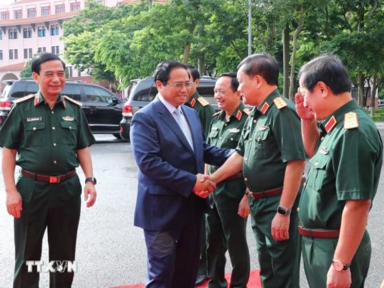 Thủ tướng Phạm Minh Ch&iacute;nh v&agrave; c&aacute;c đồng ch&iacute; l&atilde;nh đạo Bộ Quốc ph&ograve;ng dự hội nghị.