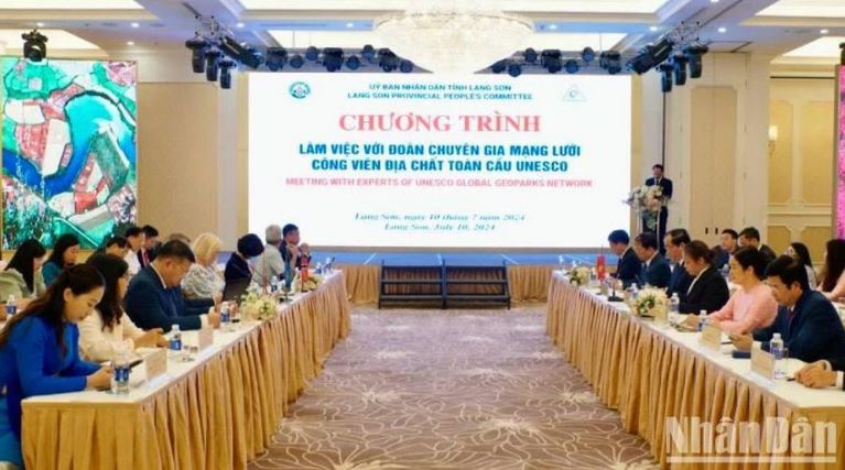 Các đại biểu dự, làm việc với đoàn chuyên gia UNESCO về thẩm định thực địa hồ sơ đề nghị công nhận Công viên địa chất Lạng Sơn là Công viên địa chất toàn cầu UNESCO.