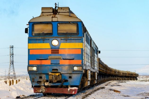 Tuyến đường sắt uốn lượn qua b&aacute;n đảo Yamal ở V&ograve;ng Bắc Cực. N&oacute; bắt đầu từ ga "Obskaya" v&agrave; k&eacute;o d&agrave;i đến ga "Karskaya" (mỏ dầu kh&iacute; Bovanenkovo ). Tuyến đường sắt c&oacute; tổng chiều d&agrave;i 572 km v&agrave; nằm ho&agrave;n to&agrave;n trong V&ograve;ng Bắc Cực, đ&oacute;ng vai tr&ograve; huyết mạch trong việc vận chuyển t&agrave;i nguy&ecirc;n v&agrave; kết nối con người tại v&ugrave;ng đất lạnh gi&aacute;.